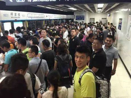 
球星坐地铁什么感受？姚明直不起腰 林书豪混入人群“火狐电竞”(图5)