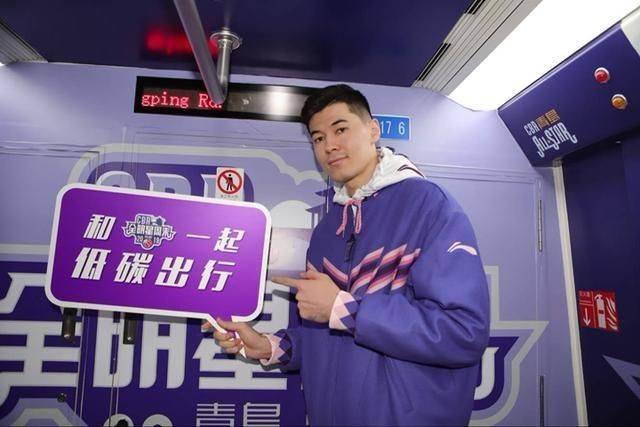 
球星坐地铁什么感受？姚明直不起腰 林书豪混入人群“火狐电竞”(图6)