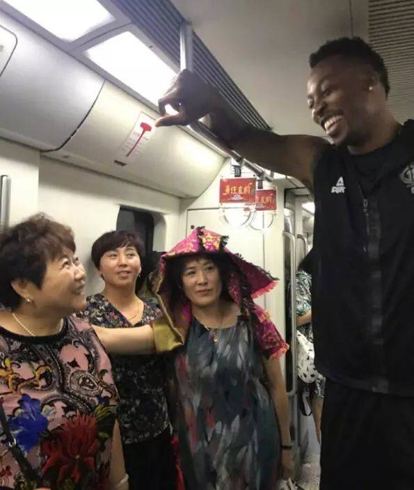 
球星坐地铁什么感受？姚明直不起腰 林书豪混入人群“火狐电竞”(图8)