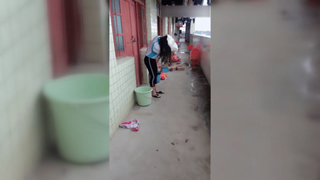 
高校女生宿舍 一团乱糟糟 网友：外表鲜明亮丽都是骗人的‘火狐电竞官网’(图2)