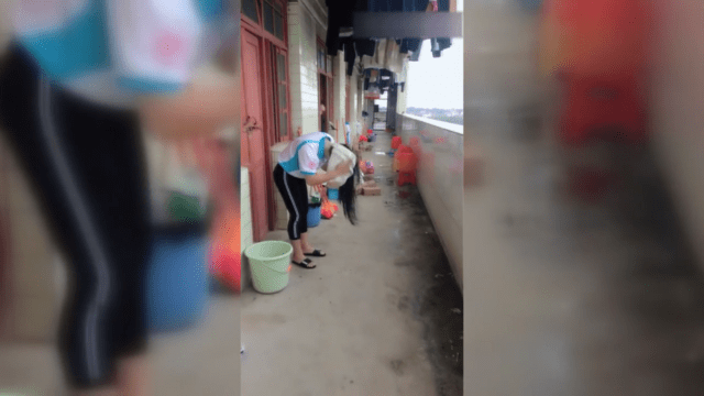 
高校女生宿舍 一团乱糟糟 网友：外表鲜明亮丽都是骗人的‘火狐电竞官网’(图4)