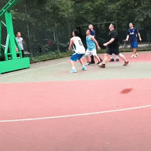 “火狐电竞官方网站”
普通野球场大腿是怎么打球的？(图2)