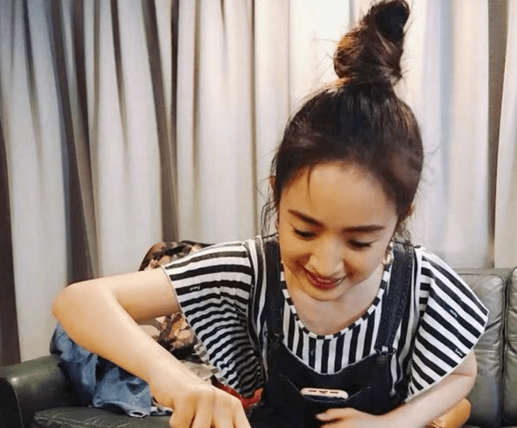 
林依晨出席台北时装周被抓拍 身材太过真实 蘑菇头发型认真吗？【火狐电竞官网】(图2)