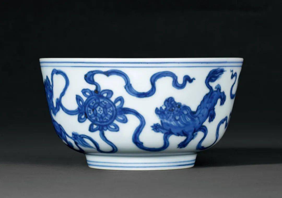 诚轩20春拍·瓷器工艺品丨存世珍稀:明正统至成化青花瑞狮戏球图墩式碗【火狐电竞官方网站】(图3)
诚轩20春拍·瓷器工艺品丨存世珍稀:明正统至成化青花瑞狮戏球图墩式碗【火狐电竞官方网站】(图3)