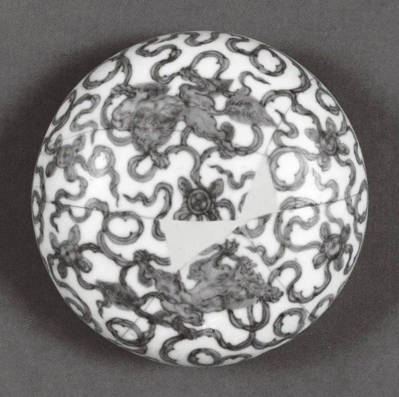 诚轩20春拍·瓷器工艺品丨存世珍稀:明正统至成化青花瑞狮戏球图墩式碗【火狐电竞官方网站】(图5)
诚轩20春拍·瓷器工艺品丨存世珍稀:明正统至成化青花瑞狮戏球图墩式碗【火狐电竞官方网站】(图5)