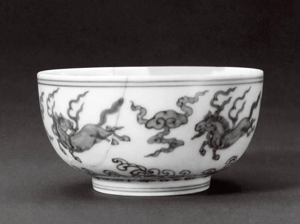 诚轩20春拍·瓷器工艺品丨存世珍稀:明正统至成化青花瑞狮戏球图墩式碗【火狐电竞官方网站】(图6)
诚轩20春拍·瓷器工艺品丨存世珍稀:明正统至成化青花瑞狮戏球图墩式碗【火狐电竞官方网站】(图6)