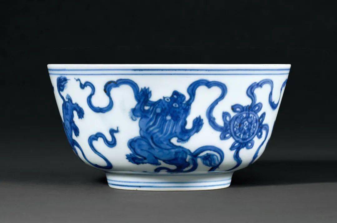 诚轩20春拍·瓷器工艺品丨存世珍稀:明正统至成化青花瑞狮戏球图墩式碗【火狐电竞官方网站】(图10)
诚轩20春拍·瓷器工艺品丨存世珍稀:明正统至成化青花瑞狮戏球图墩式碗【火狐电竞官方网站】(图10)