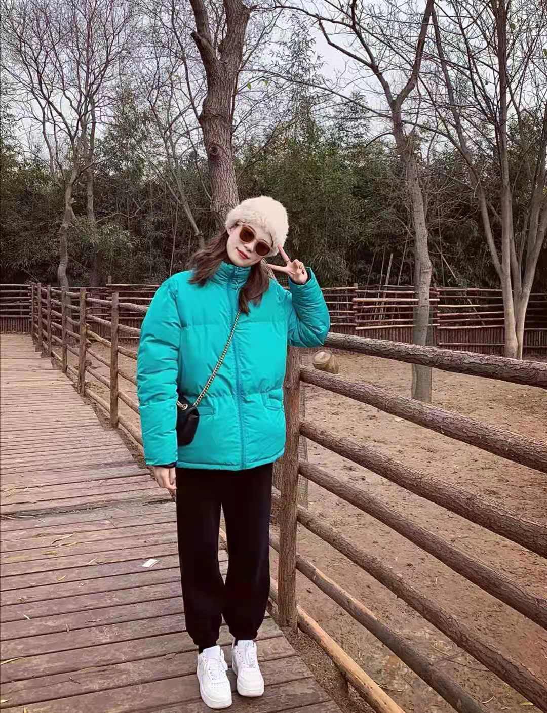 
蓝色羽绒服搭配什么裤子和鞋子悦目：火狐电竞(图1)