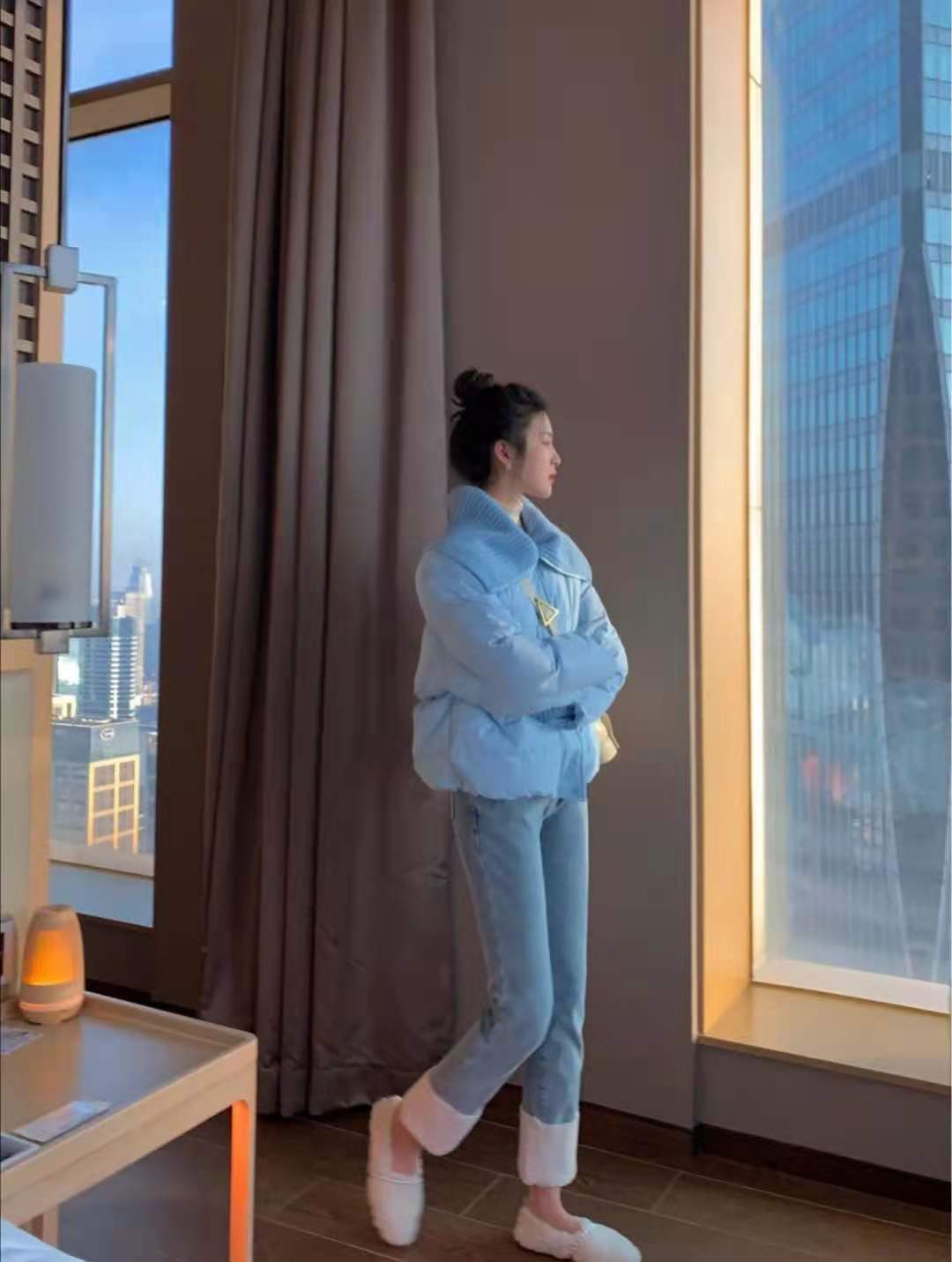 
蓝色羽绒服搭配什么裤子和鞋子悦目：火狐电竞(图5)