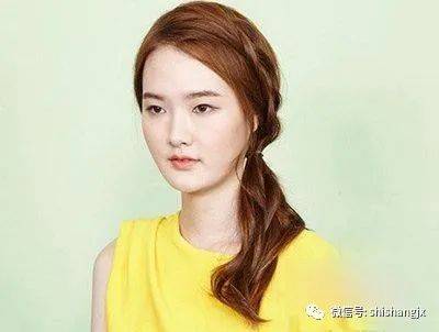 火狐电竞官网：
扭一扭的股编发发型竟然这么美！(图2)