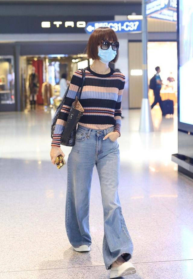 
秋季咋穿更时髦？鲁豫给你做示范 条纹针织衫配阔腿裤太显气质|火狐电竞官方网站(图6)