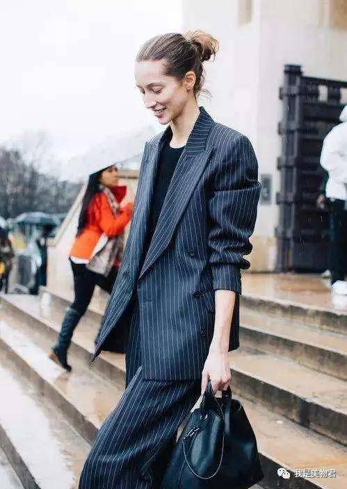 火狐电竞官方网站：
西装+短裤｜入秋最炸穿搭组合 时髦人都这么穿！(图4)