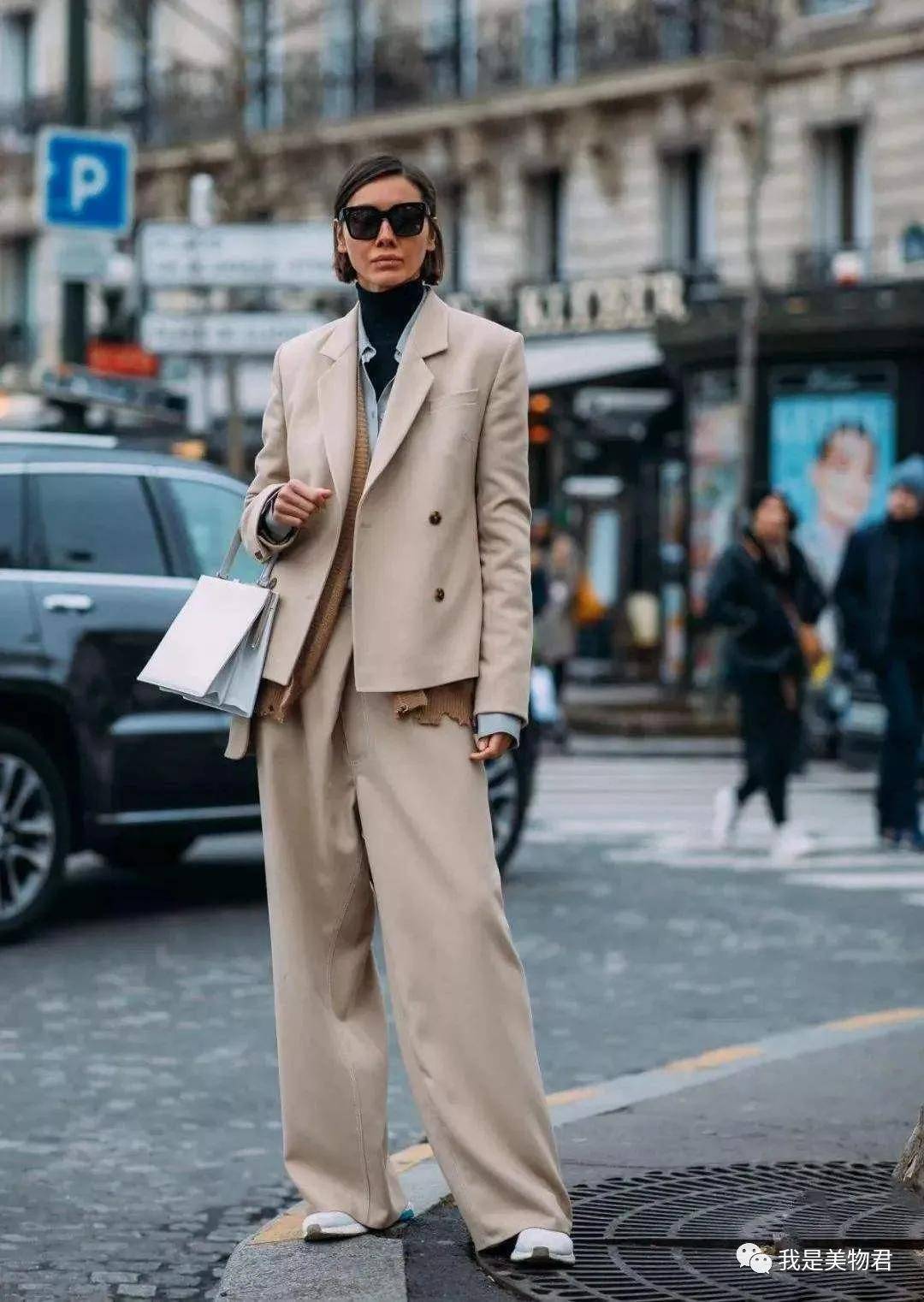 火狐电竞官方网站：
西装+短裤｜入秋最炸穿搭组合 时髦人都这么穿！(图5)