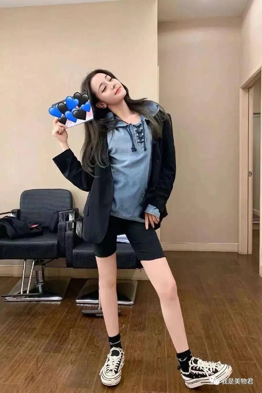 火狐电竞官方网站：
西装+短裤｜入秋最炸穿搭组合 时髦人都这么穿！(图9)