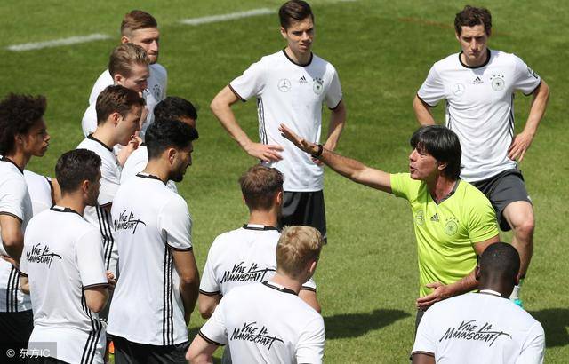 火狐电竞官网|
韩国赛:赵俊鹏完胜维克多 林丹出局 国羽外战仅赢4场(图2) 火狐电竞官网