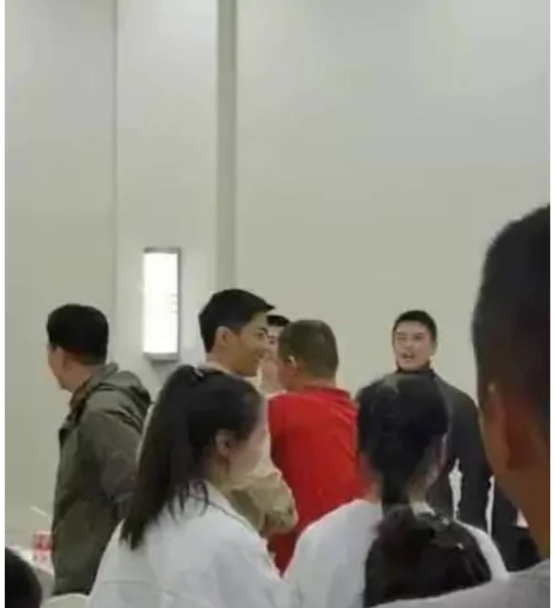 肖战请剧组吃烤全羊 宴会直播视频流出 黄景瑜下班赶剧组为庆生|火狐电竞官网(图6)
肖战请剧组吃烤全羊 宴会直播视频流出 黄景瑜下班赶剧组为庆生|火狐电竞官网(图6)