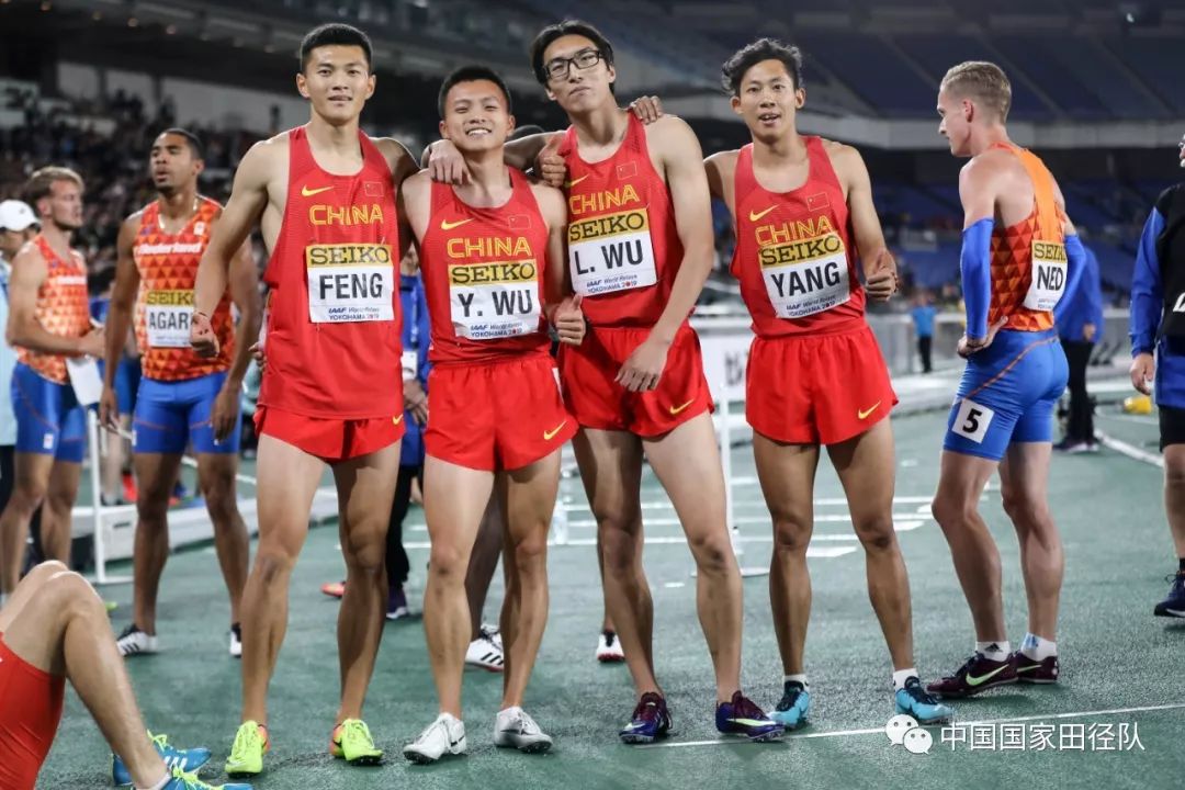 “火狐电竞官网”谢娜是把口罩当成面罩了吗,穿篮球服很运动,不知道她能看清路吗(图1) 火狐电竞官网