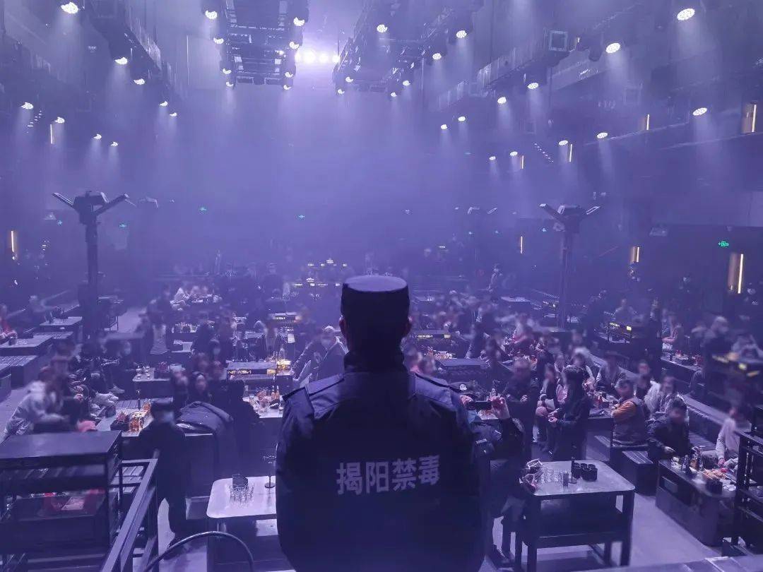 ‘火狐电竞官网’
潮汕某酒吧被突击清查 现场数百人被尿检!(图2) ‘火狐电竞官网’
潮汕某酒吧被突击清查 现场数百人被尿检!(图2)