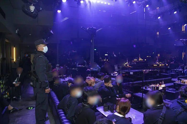 ‘火狐电竞官网’
潮汕某酒吧被突击清查 现场数百人被尿检!(图3) ‘火狐电竞官网’
潮汕某酒吧被突击清查 现场数百人被尿检!(图3)