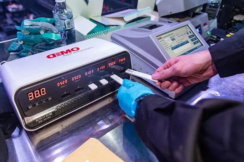 ‘火狐电竞官网’
潮汕某酒吧被突击清查 现场数百人被尿检!(图7) ‘火狐电竞官网’
潮汕某酒吧被突击清查 现场数百人被尿检!(图7)